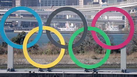 Anillos-Olímpicos-Gigantes-Vuelven-A-Exhibirse-En-El-Parque-Marino-De-Odaiba-En-La-Ciudad-De-Minato,-Tokio