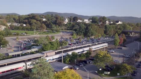 Imágenes-Aéreas-De-Un-Tren-Metronorth-Saliendo-De-Beacon,-Nueva-York-En-El-Valle-Del-Hudson