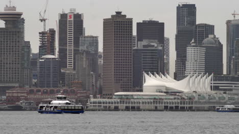 Seabus-Cruza-En-Burrard-Inlet-Con-Metro-Vancouver-Y-Canada-Place-En-Segundo-Plano