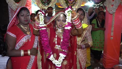 Brauteintritt-Mit-Varmala-Bei-Einer-Traditionellen-Indischen-Hochzeit