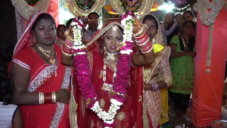 Entrada-De-Novia-Con-Varmala-En-Boda-Tradicional-India