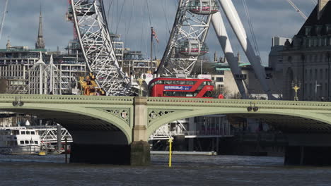 Autobús-Rojo-Pasando-Por-El-Puente-De-Westminster-Visto-Desde-Los-Jardines-De-La-Torre-Victoria-Sur