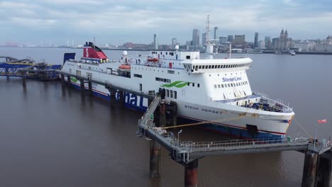 Stena-Line-Buque-De-Carga-Buque-De-Carga-Envío-De-Carga-Desde-La-Terminal-De-Wirral-Liverpool-Vista-Frontal-Aérea-Derecha-Del-Carro