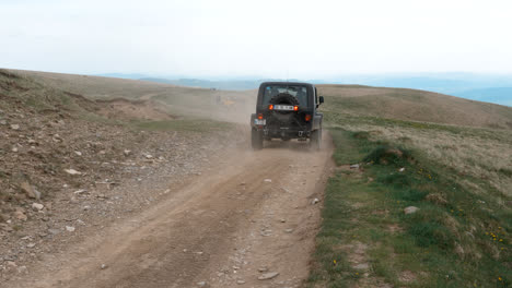 Un-Automóvil-Que-Pasa-Por-La-Pista-Para-Caminar-En-Una-Montaña