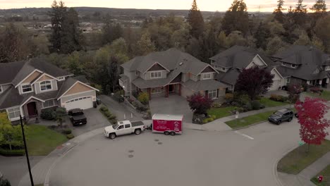 Imágenes-De-Drones-4k-Viviendas-Urbanas-De-Cloverdale-Para-Ciudadanos-De-Clase-Media-Zonificados-Planificación-De-La-Ciudad-En-Cul-De-Sac-Con-Camión-Tirando-De-Un-Remolque