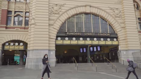 Personas-Con-Máscaras-Pasan-Por-La-Estación-De-La-Calle-Flinders-De-Melbourne-Con-Máscaras-Durante-El-Brote-De-Coronavirus-En-Victoria,-Australia