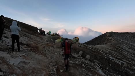 Bei-Tagesanbruch-Mit-Weißen,-Flauschigen-Wolken-Auf-Den-Mount-Ijen-Klettern