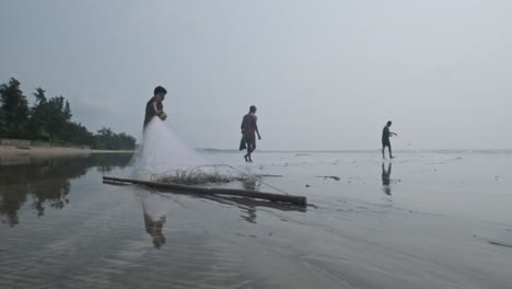 Pescadores-De-Arrastre-Indios-Arreglando-Sus-Redes-A-Cámara-Lenta