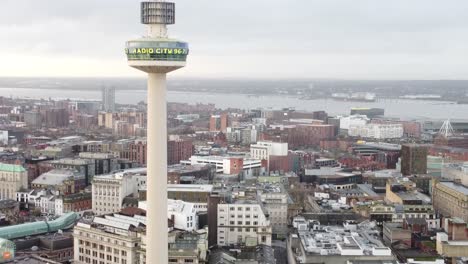 Vista-Aérea-Inclinada-Hacia-Abajo-Icónico-Hito-De-Liverpool-Torre-De-La-Ciudad-De-Radio-Horizonte-De-La-Ciudad-Vacía-Durante-La-Pandemia-De-Coronavirus