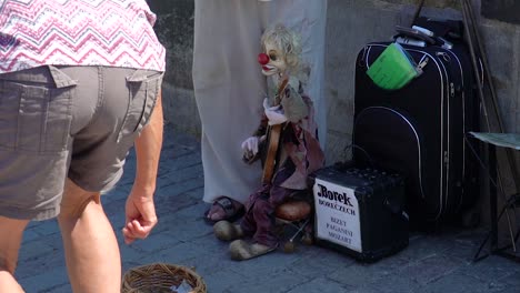 Titiritero-Entreteniendo-A-La-Gente-Con-Marionetas-En-Las-Calles