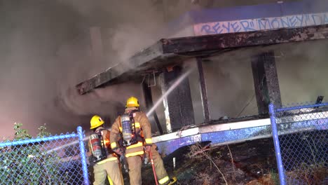 Bomberos-Apagando-Un-Gran-Incendio-En-Un-Edificio