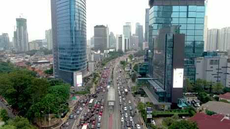 Atasco-De-Tráfico-Durante-Las-Horas-Pico-En-Yakarta,-Indonesia,-Panorama-Aéreo