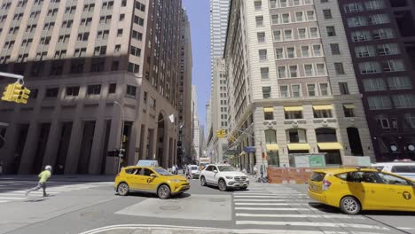 Una-Vista-Panorámica-De-La-Ciudad-De-Nueva-York,-Donde-Pocos-Taxis-Amarillos-Y-El-Nypd-Deambulan-Por-La-Calle-Durante-El-Día