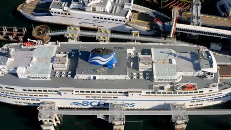 Blick-Auf-Das-Oberdeck-Des-Kreuzfahrtschiffes-BC-Ferries,-Das-In-Der-Horseshoe-Bay,-BC,-Kanada,-Angedockt-Ist