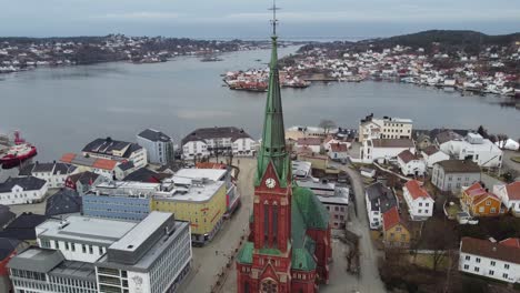 Iglesia-De-La-Trinidad-Arenal---Desde-El-Primer-Plano-De-La-Torre-Hasta-El-Edificio-Completo-De-La-Iglesia-Revelado-Mientras-Gira-Lentamente-Hacia-Atrás---Noruega