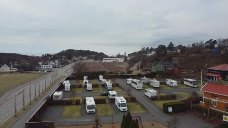 Caravanas-Y-Autocaravanas-En-El-Apartamento-Bie-En-El-Sur-De-Noruega-Cerca-De-Grimstad---Antena-Ascendente-Y-En-Movimiento-Hacia-Atrás