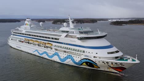 Das-Kreuzfahrtschiff-Aidavita-Fährt-Durch-Das-Schmale-Schärenfahrwasser-Im-Südwesten-Finnlands