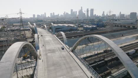 Toma-Aérea-De-Drones-Del-Viaducto-De-La-Sexta-Calle-En-Los-ángeles,-Nueva-Reconstrucción-Del-Puente