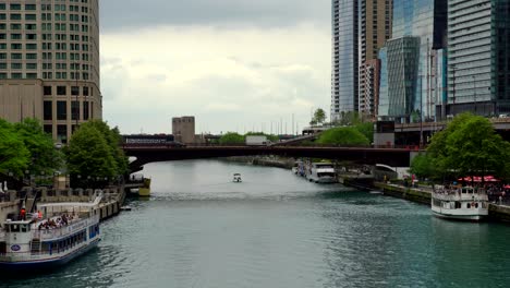 Blick-Auf-Den-Chicago-Riverwalk-Ca.-20.-Mai-2022