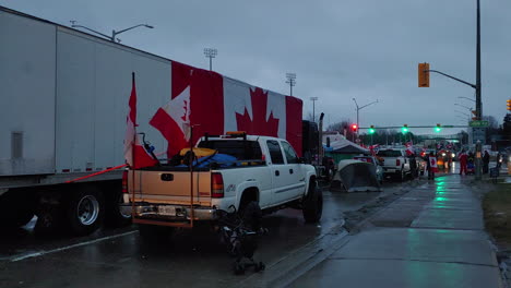 Los-Camiones-Bloquearon-La-Carretera-Durante-La-Protesta-Del-Convoy-De-La-Libertad-En-Windsor