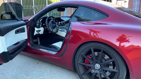 Vista-De-Cardán-Del-Caro-Supercoche-Mercedez-Amg-Gts,-Coche-Rojo-Oscuro-De-600hp-Con-La-Puerta-Abierta-Con-Interior-De-Cuero-Negro,-Estilo-De-Vida-De-Lujo