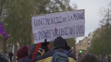 Hombres-Sosteniendo-Un-Cartel-En-Una-Manifestación-Contra-La-Ley-De-Seguridad-Propuesta