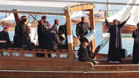 Una-Vista-Del-Barco-Tradicional-De-Madera-Conocido-Como-Dhow,-Que-Lleva-A-Un-Grupo-De-Gente-Local-Cantando-Y-Bailando-En-El-Pueblo-De-Katara,-Doha,-Qatar,-Con-Motivo-Del-Festival-Dhow