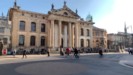 Ein-Blick-Auf-Radfahrer-Und-Fußgänger-Auf-Der-Breiten-Straße-Vor-Dem-Clarendon-Building-In-Oxford,-England