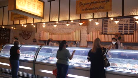 Yogyakarta,-Indonesia---17-De-Junio-De-2022:-Camarero-Sirviendo-A-Personas-Que-Compran-Helado-Dentro-De-Tempo-Gelato-Outlet-En-Yogyakarta,-Indonesia