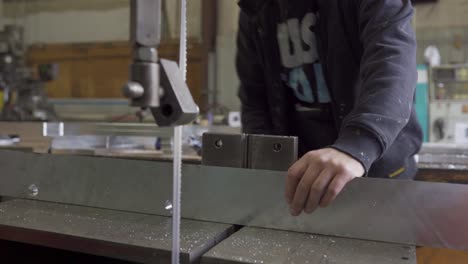 Metalúrgico-Cortando-Chapa-De-Aluminio-En-Un-Taller-De-Fabricación-De-Automatización