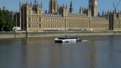 Uber-River-Boat-Fährt-Am-14.-Juni-2022-Am-Parlamentsgebäude-Vorbei,-Vom-Albert-Embankment-Path-Aus-Gesehen