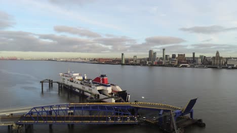 Stena-Línea-Logística-Buque-De-Carga-Terminal-Aéreo-Tire-Hacia-Atrás-Bajo-A-Través-De-Birkenhead-Liverpool-Puerto-Paisaje-De-La-Ciudad