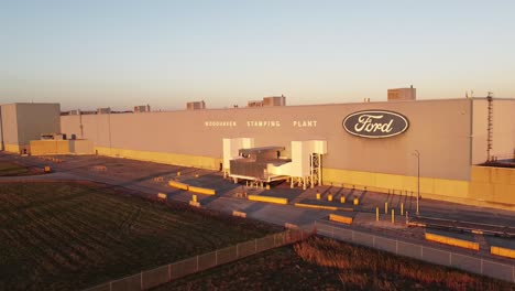 Exterior-De-La-Planta-De-Estampado-De-Motores-Ford-En-Woodhaven-Durante-La-Puesta-De-Sol-En-Michigan,-Estados-Unidos