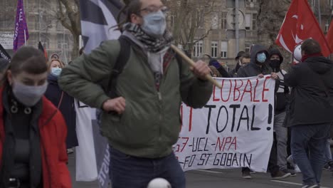 Männer-Sprechen-über-Megafon,-Während-Sie-Gegen-Das-Vorgeschlagene-Sicherheitsgesetz-Protestieren