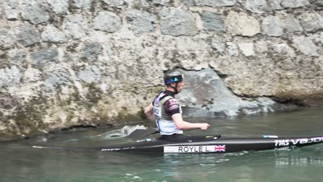 Un-Atleta-Masculino-Enfriándose-Después-De-Una-Carrera