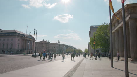 Caminando-Unter-Den-Linden-Con-Otros-Turistas-Durante-La-Primavera-En-Berlín