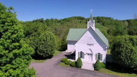 Antena-Lenta-Sobre-La-Iglesia-Cerca-De-Saltville-Virginia-Y-Tazewell-Virginia