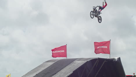 Auf-Der-Royal-Cornwall-Show-Springen-Bolddog-FMX-Freestyle-Fahrer-über-Eine-Rampe-Und-Machen-Stunts-In-Der-Luft