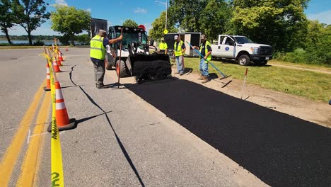 El-Equipo-De-Pavimentación-De-La-Ciudad-Suaviza-El-Alquitrán-Fresco-En-La-Carretera