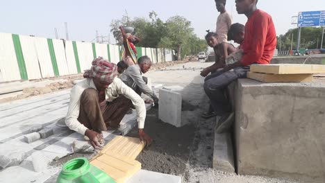 Trabajadores-Indios-Que-Trabajan-Durante-El-Calor-Extremo-En-Un-Sitio-De-Construcción-De-Senderos-Cerca-De-Pragati-Maida-En-Nueva-Delhi