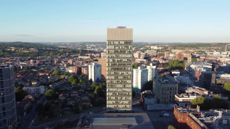 La-Torre-De-Las-Artes-De-La-Universidad-De-Sheffield-Desde-El-Parque-Weston-Filmada-En-4k-25-Fps-Con-Una-Cámara-De-Dron-Profesional