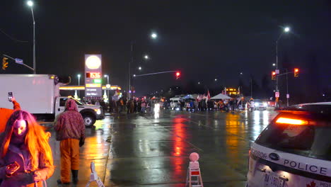 Las-Luces-Parpadean-Desde-El-Coche-De-La-Policía-En-Las-Protestas-Del-Convoy-De-La-Libertad-Por-La-Noche