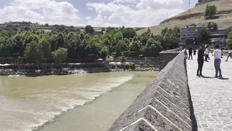 Diyarbakir,-Türkei,-Filmische-Orte-–-Blick-Auf-Die-Straße-–-Dicle-Brücke