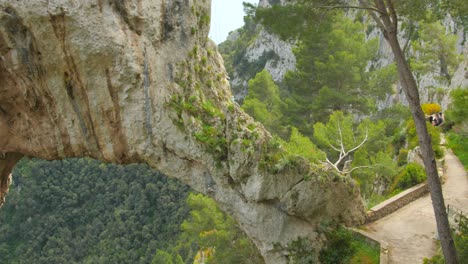 Descripción-General-De-Arco-Naturale,-Arco-Natural-En-La-Costa-Este-De-La-Isla-De-Capri-Durante-El-Día