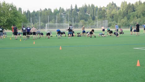 Viele-Männer-Versammelten-Sich-Auf-Einem-Fußballplatz,-Um-Zu-Trainieren