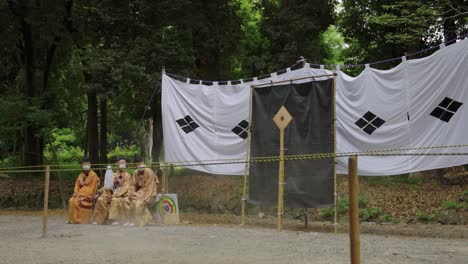 Der-Japanische-Yabusame-Bogenschütze-Verfehlt-Sein-Ziel-Beim-Omi-Jingu-Turnier