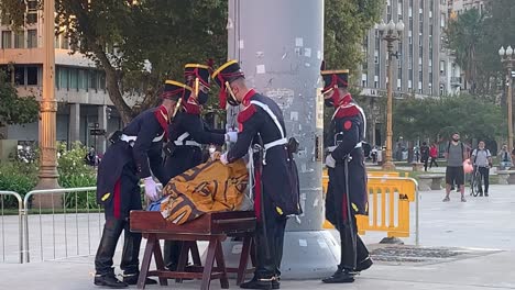 Los-Soldados-Doblan-La-Bandera-Nacional-En-Un-Maletín-Al-Final-Del-Día