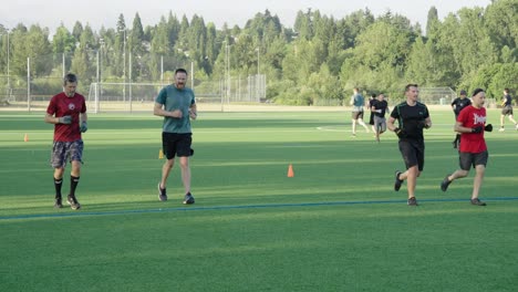 Reife-Männer,-Die-Sich-Zum-Training-Und-Zu-Körperlichen-Aktivitäten-Versammeln