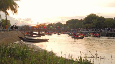 Ständige-Laternen-Touristenboote-Verursachen-Seeverkehr-In-Hoi-An,-Vietnam
