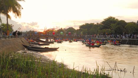 Barcos-Turísticos-De-Linterna-Continua-Que-Causan-Tráfico-Marítimo-En-Hoi-An-Vietnam